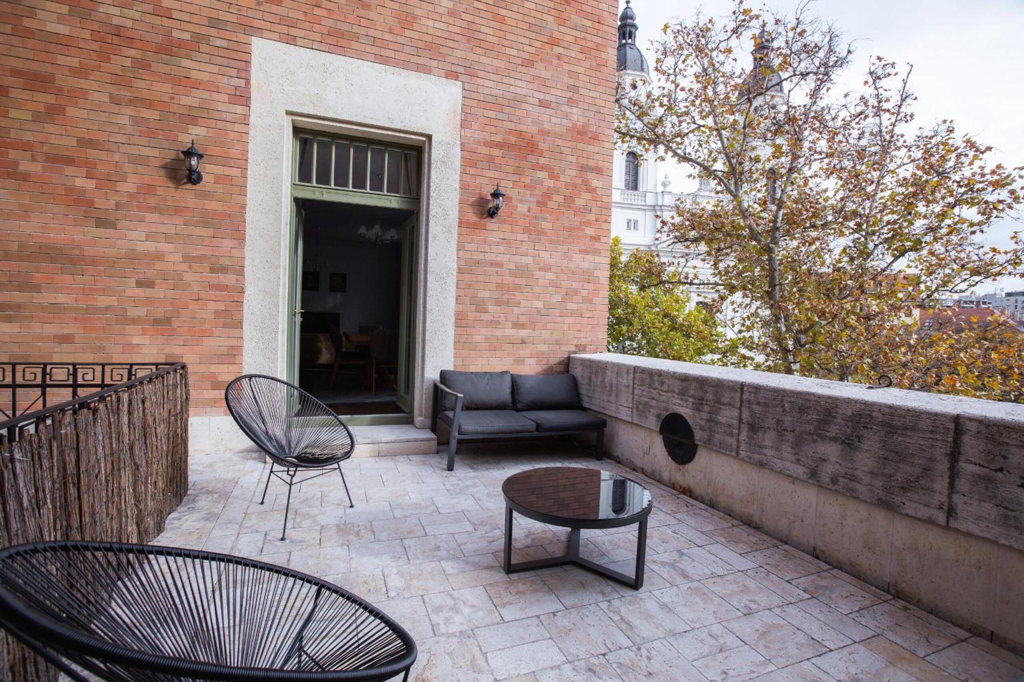 Zoya Luxury Residence Budapest Ngoại thất bức ảnh The terrace of the hotel