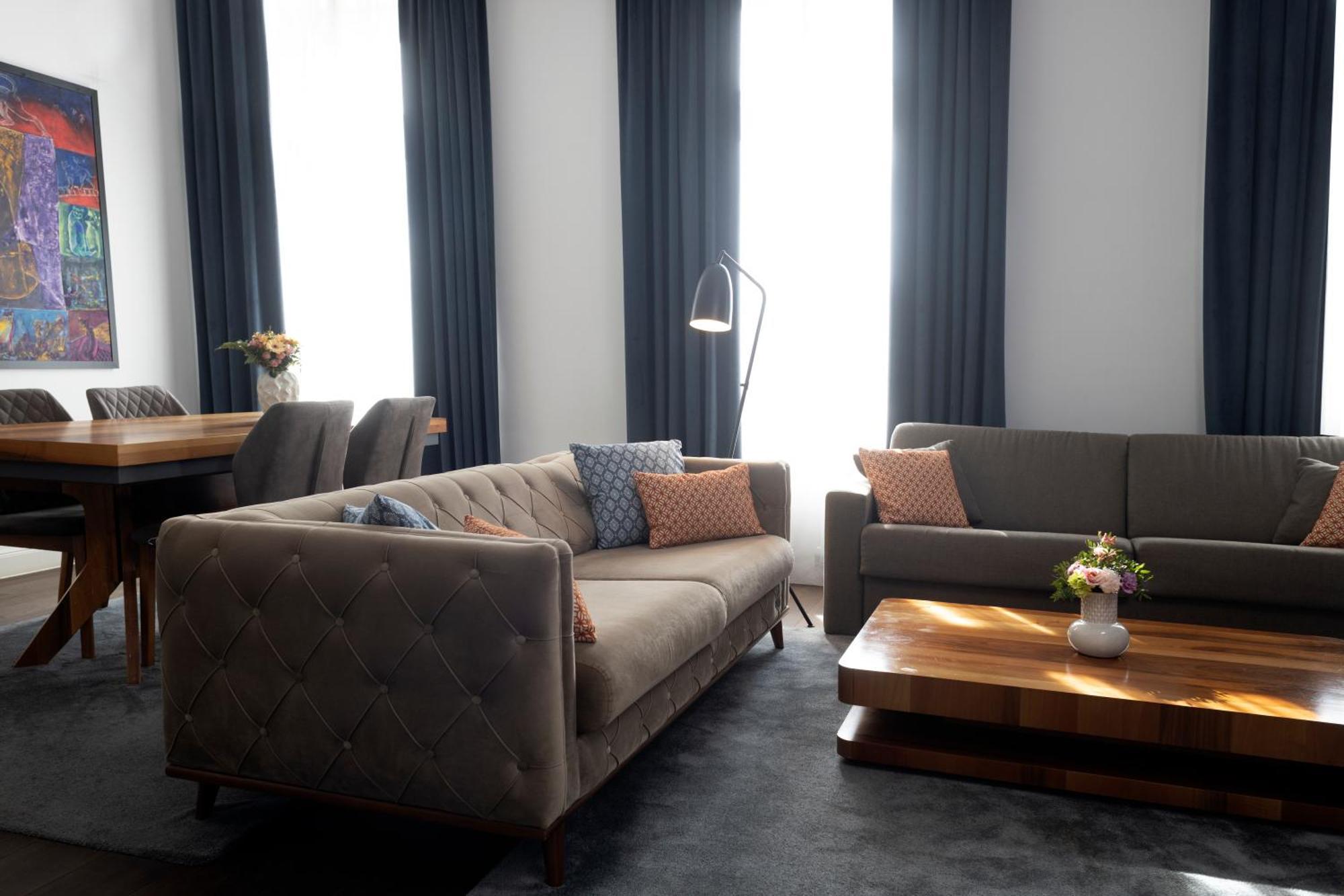 Zoya Luxury Residence Budapest Ngoại thất bức ảnh The living room of a two-bedroom apartment at the hotel