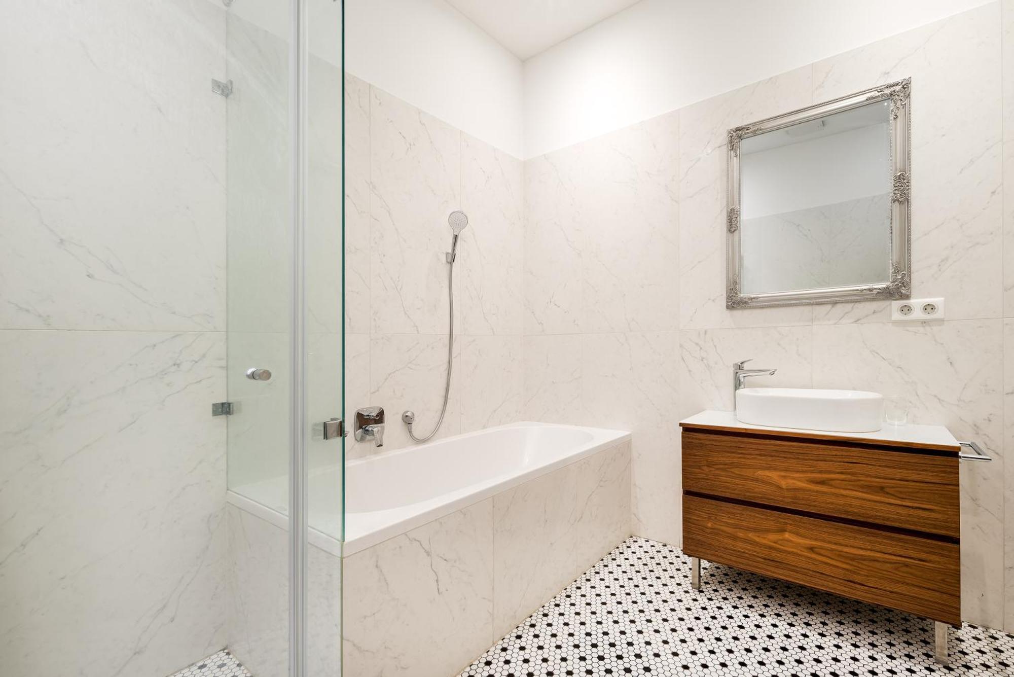 Zoya Luxury Residence Budapest Ngoại thất bức ảnh Bathroom with shower enclosure