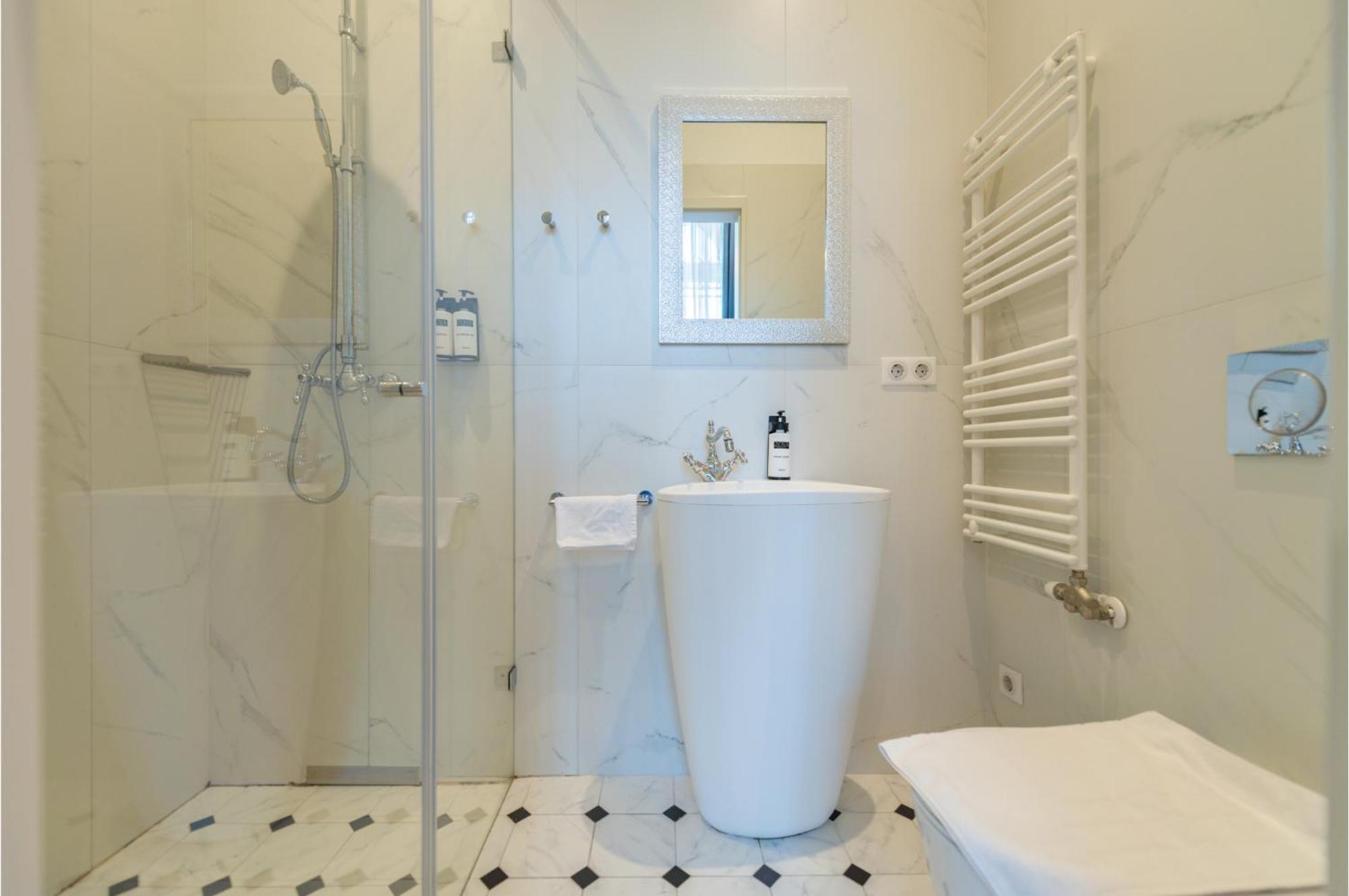 Zoya Luxury Residence Budapest Ngoại thất bức ảnh A modern bathroom