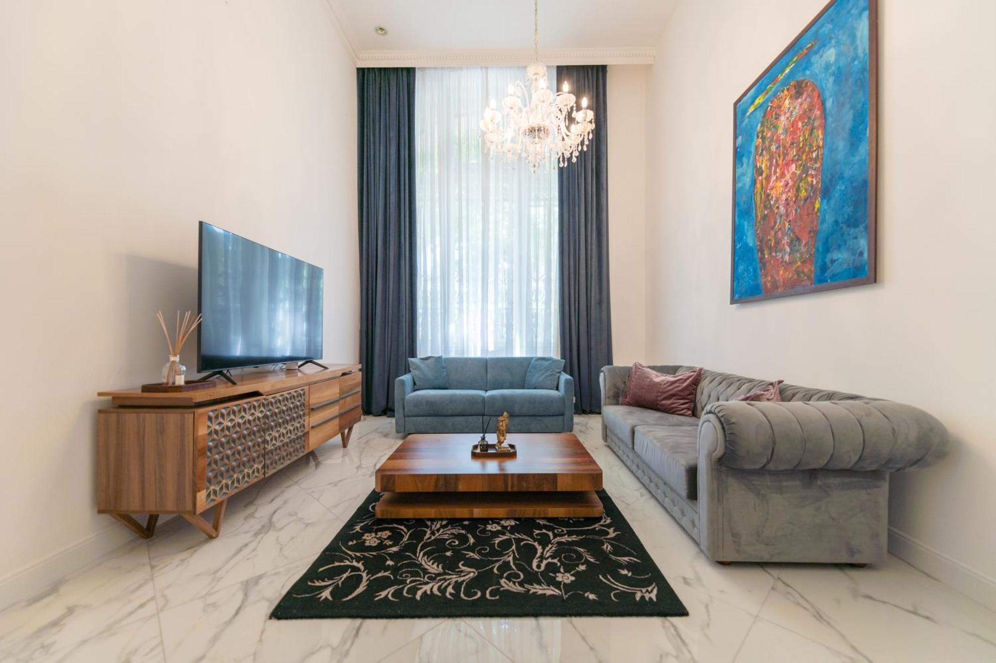 Zoya Luxury Residence Budapest Ngoại thất bức ảnh A living room with a carpet