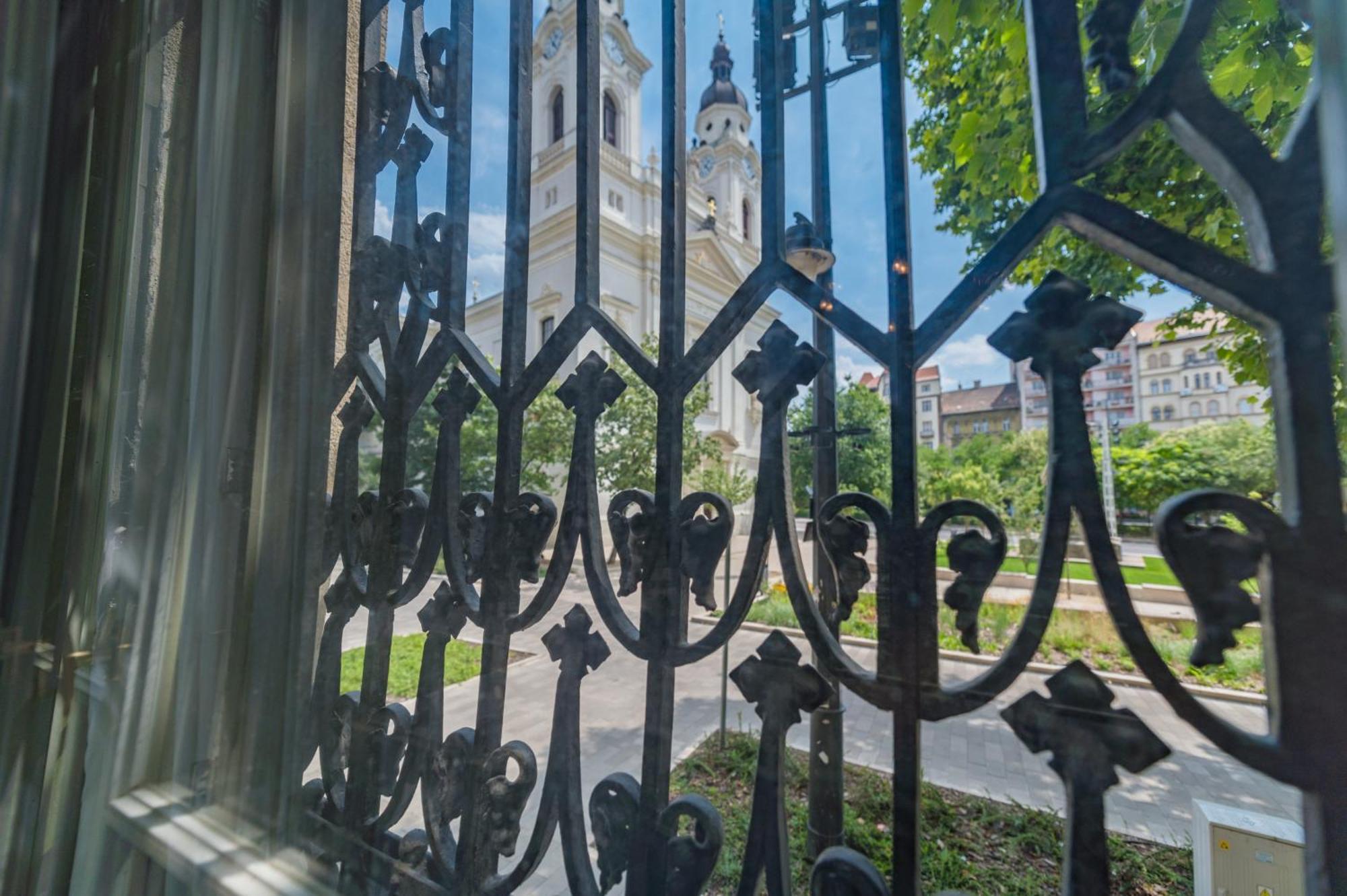 Zoya Luxury Residence Budapest Ngoại thất bức ảnh The church of Saint-Pierre-Saint-Paul