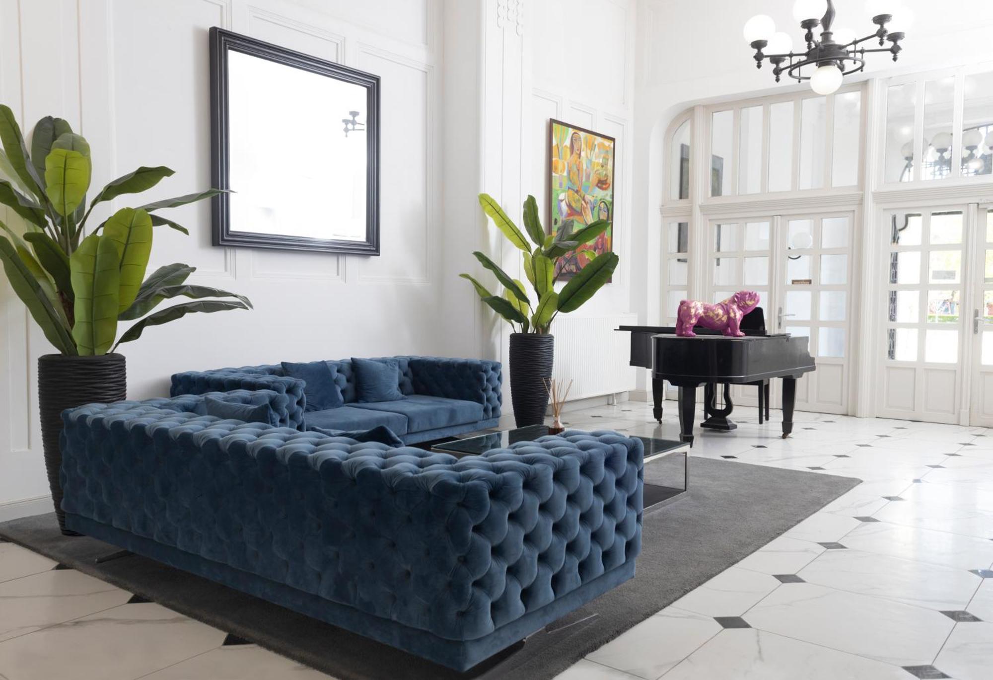 Zoya Luxury Residence Budapest Ngoại thất bức ảnh A blue velvet sofa