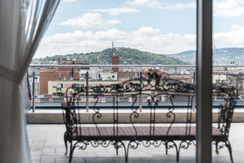 Zoya Luxury Residence Budapest Ngoại thất bức ảnh View of the mountain from the hotel